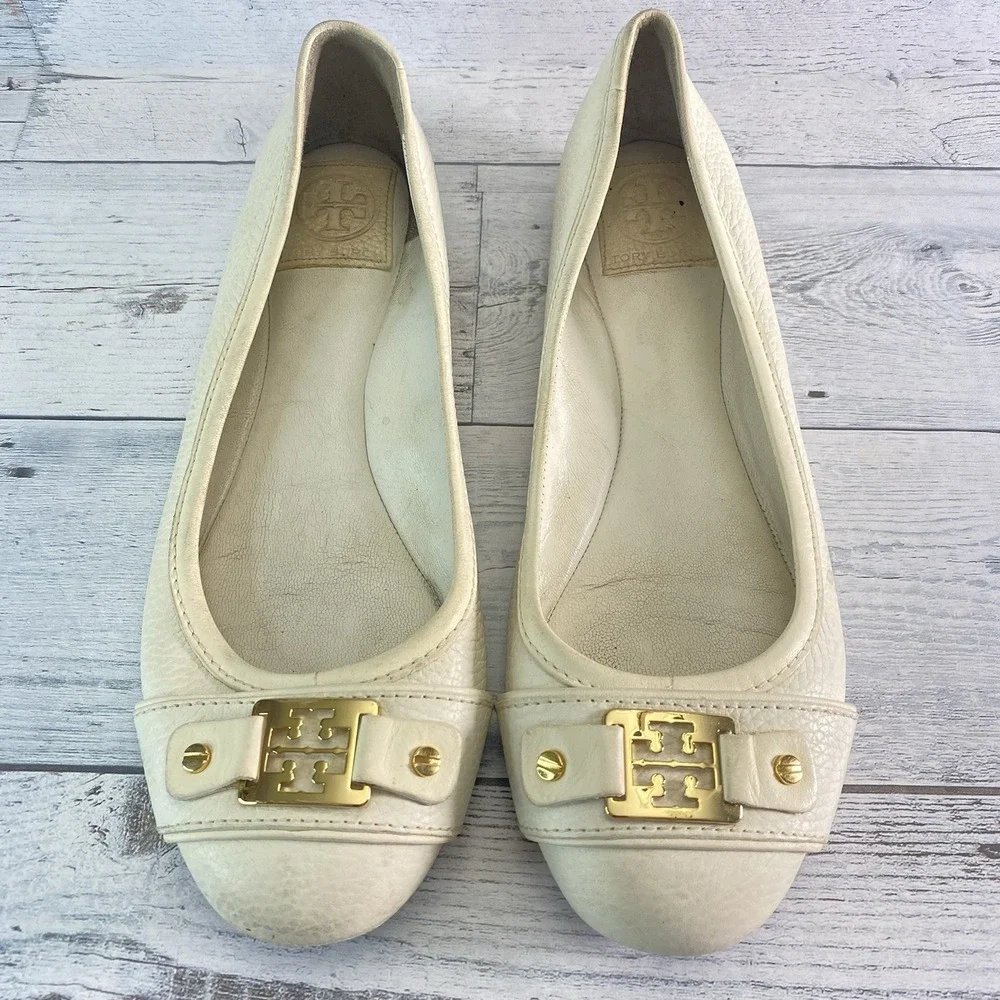 Tory Burch Flats Womens 8.5 Cream Gold Emblem Ballet Driving Shoe Patent Leather